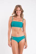 Laden Sie das Bild in den Galerie-Viewer, Model Front: Rio De Sol Ensemble Set Grove Bandeau-Reto Madrid
