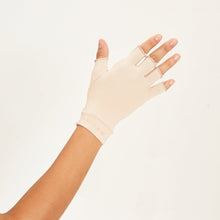 Charger l'image dans la galerie, Model Back: Uv Line Gants Short Gloves Uni Beige Upf50+
