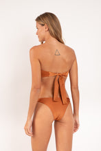 Laden Sie das Bild in den Galerie-Viewer, Model Back: Rio De Sol Bas Bottom Shimmer-Nocciola Leblon
