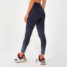 Carica l'immagine nel visualizzatore di Gallery, Model Back: Alto Giro Fitness Bas Legging Hyper Ag Graphic Degrade Preto
