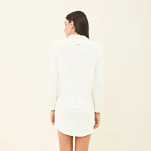 Carica l'immagine nel visualizzatore di Gallery, Model Back: Uv Line Chemise Shirtdress Copenhagen Offwhite Upf50+
