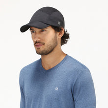 Laden Sie das Bild in den Galerie-Viewer, Model Front: Uv Line Casquette Cap Athletic Dry Preto Upf50+
