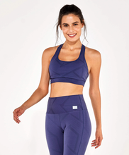 Charger l'image dans la galerie, Model Front: Alto Giro Fitness Haut Top Circuit Blackout Costas Nadador Cinza Graystone
