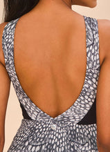Laden Sie das Bild in den Galerie-Viewer, Model Back: Uv Line Une Pièce Swimsuit Verena Asas Upf50+
