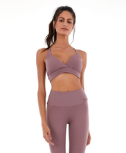 Laden Sie das Bild in den Galerie-Viewer, Model Front: Alto Giro Fitness Haut Top Dupla Face Up Co2 Tira Costas Marrom Taupe

