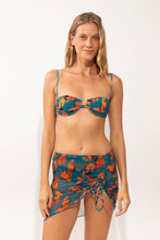 Laden Sie das Bild in den Galerie-Viewer, Model Front: Rio De Sol Jupe De Page Luma Mini Skirt Ruched
