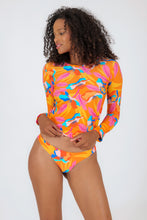 Charger l'image dans la galerie, Model Front: Rio De Sol Haut Top Orange-Bloom Rash-Guard
