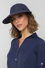 Charger l'image dans la galerie, Model Front: Uv Line Casquette Visor Capri Colors Nac Fem Navy Blue Upf50+
