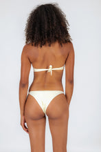 Laden Sie das Bild in den Galerie-Viewer, Model Back: Rio De Sol Ensemble Set Off-White Twist Leblon
