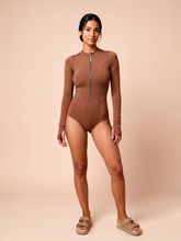 Laden Sie das Bild in den Galerie-Viewer, Model Front: Uv Line Une Pièce Long Sleeve Swimsuit Macae Brown Upf50+
