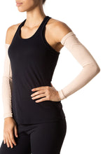 Carica l'immagine nel visualizzatore di Gallery, Model Front: Uv Line Gants Long Sleeve Uni Beige Upf50+
