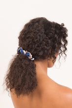 Laden Sie das Bild in den Galerie-Viewer, Model Front: Rio De Sol Chouchou Pottery Scrunchie

