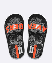 Laden Sie das Bild in den Galerie-Viewer, Model Front: Ipanema Tongs Ipanema Avengers Slide Preto Cinza Laranja
