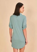 Laden Sie das Bild in den Galerie-Viewer, Model Back: Uv Line Chemise Shirtdress Copenhagen Water Green Upf50+
