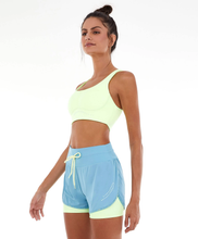 Laden Sie das Bild in den Galerie-Viewer, Model Front: Alto Giro Fitness Haut Top Blackout Sustentacao E Silk Amarelinho Lime
