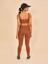 Charger l'image dans la galerie, Model Back: Uv Line Fitness Bas Legging Fit Aspen Brown Upf50+
