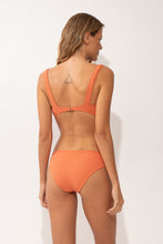 Laden Sie das Bild in den Galerie-Viewer, Model Back: Rio De Sol Haut Top Sand-Argila Mary
