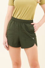Carica l'immagine nel visualizzatore di Gallery, Gallery: Uv Line Fitness Bas Short Race Verde Militar Upf50+
