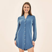 Laden Sie das Bild in den Galerie-Viewer, Model Front: Uv Line Chemise Shirtdress Copenhagen Fem Steel Upf50+
