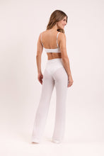 Laden Sie das Bild in den Galerie-Viewer, Model Back: Rio De Sol Pantalon De Plage Memphis-White Pants Lana
