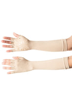 Laden Sie das Bild in den Galerie-Viewer, Model Front: Uv Line Gants Long Gloves Uni Chocolate Upf50+
