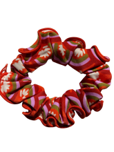 Laden Sie das Bild in den Galerie-Viewer, Product Front: Rio De Sol Chouchou Floral-Scales Scrunchie
