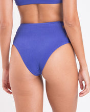 Carica l'immagine nel visualizzatore di Gallery, Image 05: Rio De Sol Bas Bottom Malibu-Indigo Highwaist-Spin
