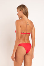 Laden Sie das Bild in den Galerie-Viewer, Model Back: Rio De Sol Haut Top Microfibra-Chic-Red Bandeau-Joy
