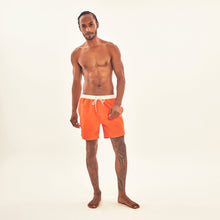 Carica l'immagine nel visualizzatore di Gallery, Model Front: Uv Line Bermuda / Short Pour Homme Shorts Boxer Orange Upf50+
