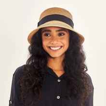 Laden Sie das Bild in den Galerie-Viewer, Model Front: Uv Line Bob Cap-Ferrat Kaki Upf50+
