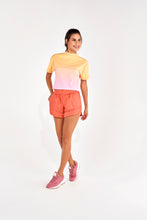 Laden Sie das Bild in den Galerie-Viewer, Model Front: Alto Giro Fitness Haut T-Shirt Sunset Amarelo Amber

