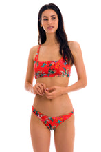 Laden Sie das Bild in den Galerie-Viewer, Model Front: Rio De Sol Haut Top Wildflowers Bra-Sport
