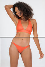 Laden Sie das Bild in den Galerie-Viewer, Model Front: Rio De Sol Ensemble Set Light-Peach Halter-Cos Leblon-Fio
