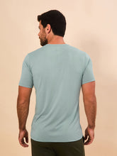 Laden Sie das Bild in den Galerie-Viewer, Model Back: Uv Line T-Shirt Pour Homme T-Shirt New Fit Masc Verde Agua Upf50+
