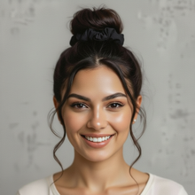 Carica l'immagine nel visualizzatore di Gallery, Model Front: Rio De Sol Chouchou Icon-Nero Scrunchie
