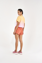 Laden Sie das Bild in den Galerie-Viewer, Model Back: Alto Giro Fitness Haut T-Shirt Sunset Amarelo Amber

