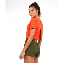 Carica l'immagine nel visualizzatore di Gallery, Model Back: Alto Giro Fitness Haut T-Shirt Skin Fit Cropped 1983 Laranja Pitanga
