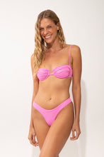 Laden Sie das Bild in den Galerie-Viewer, Model Front: Rio De Sol Haut Top Crespinho-Rosa Zaya
