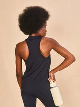 Laden Sie das Bild in den Galerie-Viewer, Model Back: Uv Line Fitness Haut Regata Sport Color Fem Preto Upf50+
