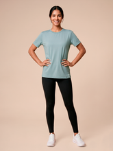Laden Sie das Bild in den Galerie-Viewer, Model Front: Uv Line Haut De Plage T-Shirt Uvpro Fem Green Water Upf50+
