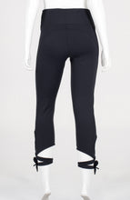 Laden Sie das Bild in den Galerie-Viewer, Model Back: Alto Giro Fitness Bas Legging Up Co2 Barriga Zero Laco Preto
