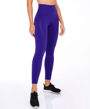 Laden Sie das Bild in den Galerie-Viewer, Model Front: Alto Giro Fitness Bas Legging Blackout Ii Laser E Fusao Roxo Eletric

