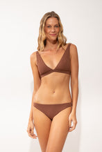 Laden Sie das Bild in den Galerie-Viewer, Model Front: Rio De Sol Haut Top Sand-Cappuccino Alba
