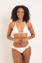 Laden Sie das Bild in den Galerie-Viewer, Model Front: Rio De Sol Bas Bottom Off-White Mel-Comfy
