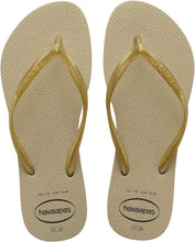 Laden Sie das Bild in den Galerie-Viewer, Model Front: Havaianas Tongs Havaianas Slim Gloss Areia
