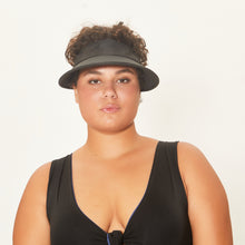 Laden Sie das Bild in den Galerie-Viewer, Model Front: Uv Line Visière Visor Leblon Verde Militar Upf50+
