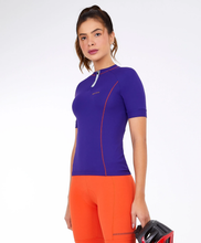 Laden Sie das Bild in den Galerie-Viewer, Model Front: Alto Giro Fitness Haut T-Shirt Skin Fit Biker Com Bolsos Roxo Eletric
