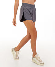 Laden Sie das Bild in den Galerie-Viewer, Tecnospan Abertura Lateral Cinza Chumbo Shorts
