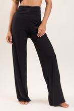 Laden Sie das Bild in den Galerie-Viewer, Gallery: Rio De Sol Pantalon De Plage Black Pants Knot
