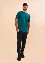 Laden Sie das Bild in den Galerie-Viewer, Model Front: Uv Line T-Shirt Pour Homme T-Shirt New Fit Masc Petroleo Upf50+
